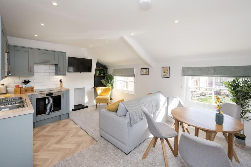 Lettered Board Apartments 1, 2 & 3 Pickering Bagian luar foto