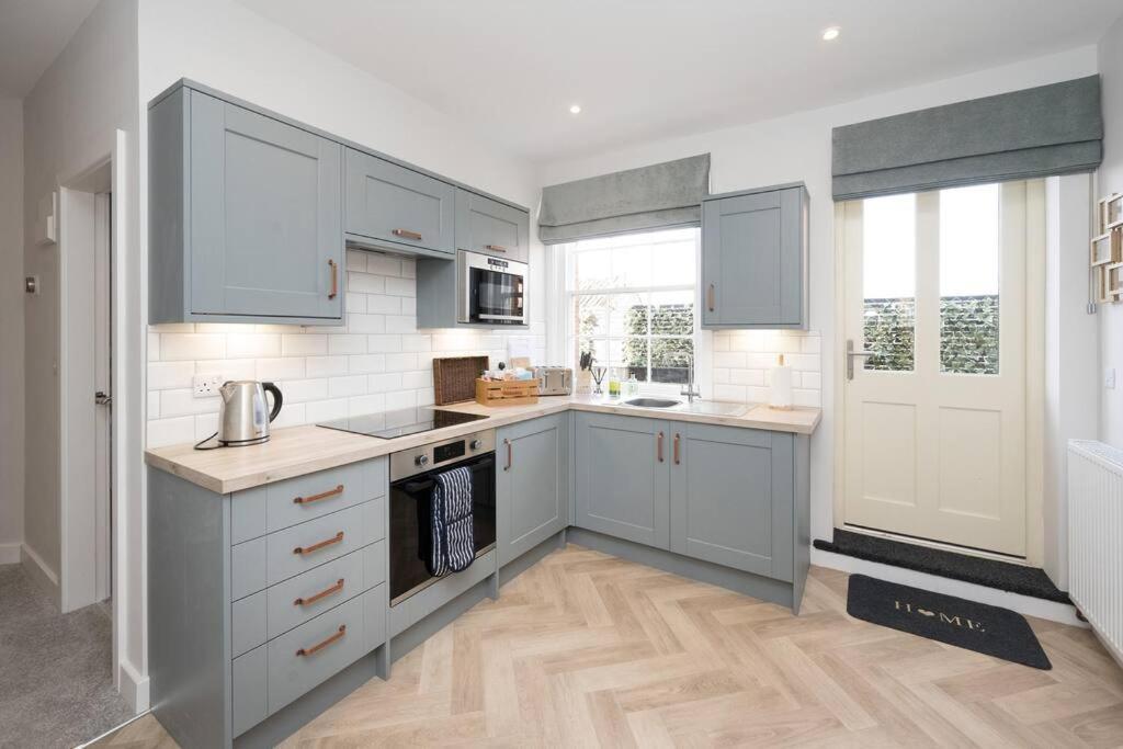 Lettered Board Apartments 1, 2 & 3 Pickering Bagian luar foto