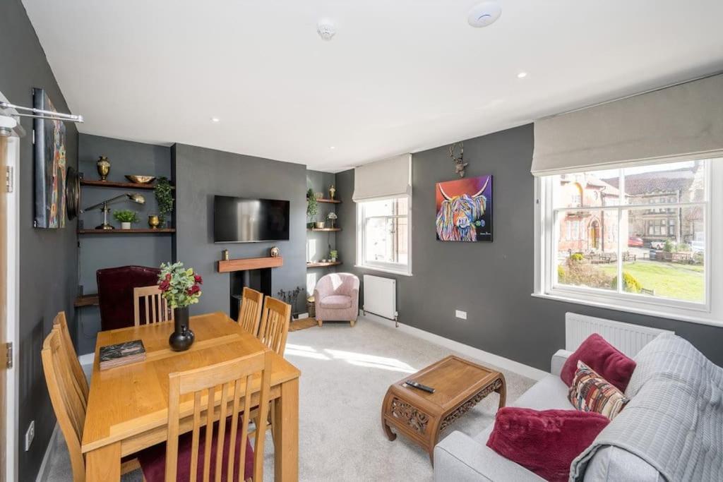 Lettered Board Apartments 1, 2 & 3 Pickering Bagian luar foto
