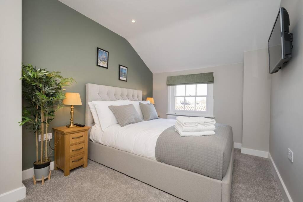 Lettered Board Apartments 1, 2 & 3 Pickering Bagian luar foto
