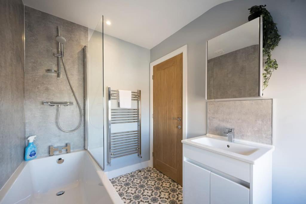 Lettered Board Apartments 1, 2 & 3 Pickering Bagian luar foto