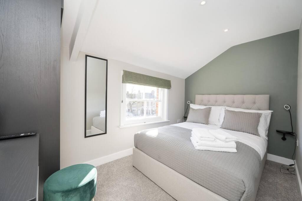 Lettered Board Apartments 1, 2 & 3 Pickering Bagian luar foto