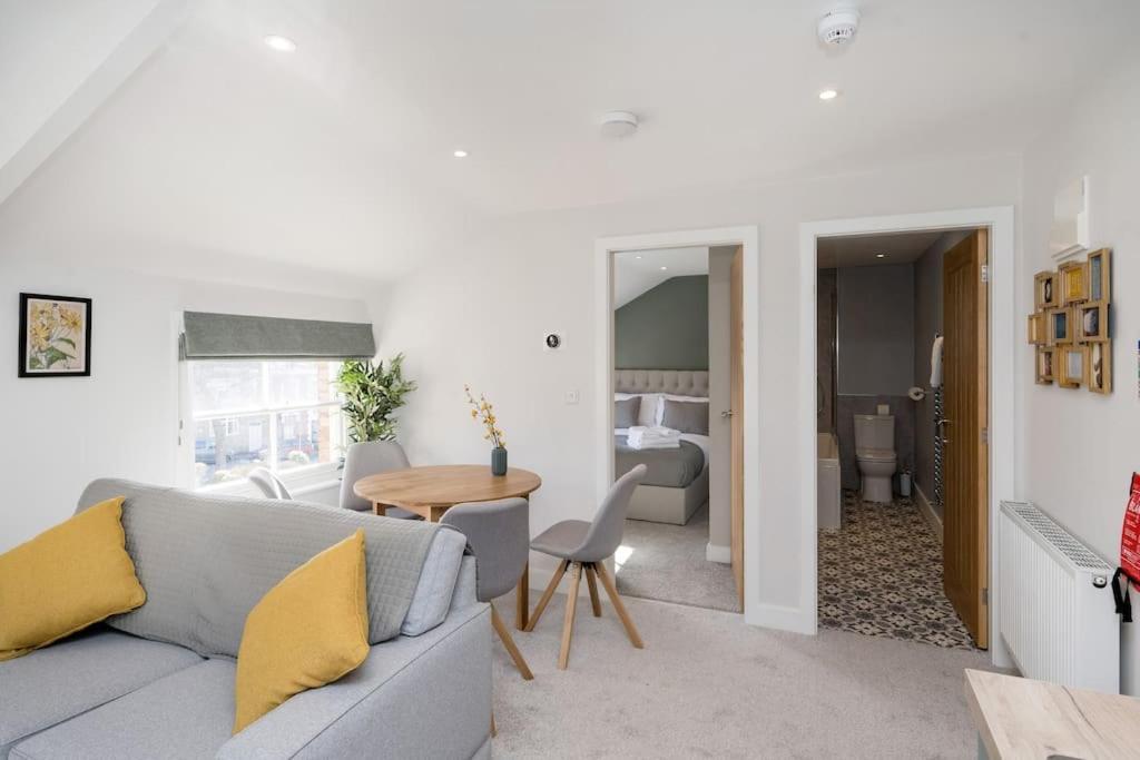 Lettered Board Apartments 1, 2 & 3 Pickering Bagian luar foto