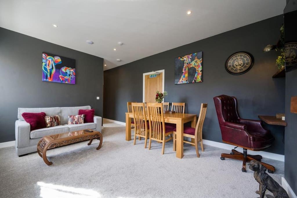 Lettered Board Apartments 1, 2 & 3 Pickering Bagian luar foto