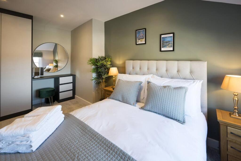 Lettered Board Apartments 1, 2 & 3 Pickering Bagian luar foto